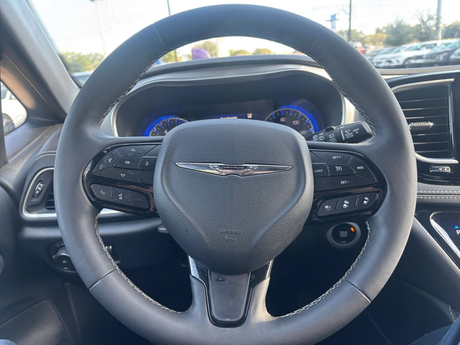 Used 2025 Chrysler Pacifica Limited FWD image 30