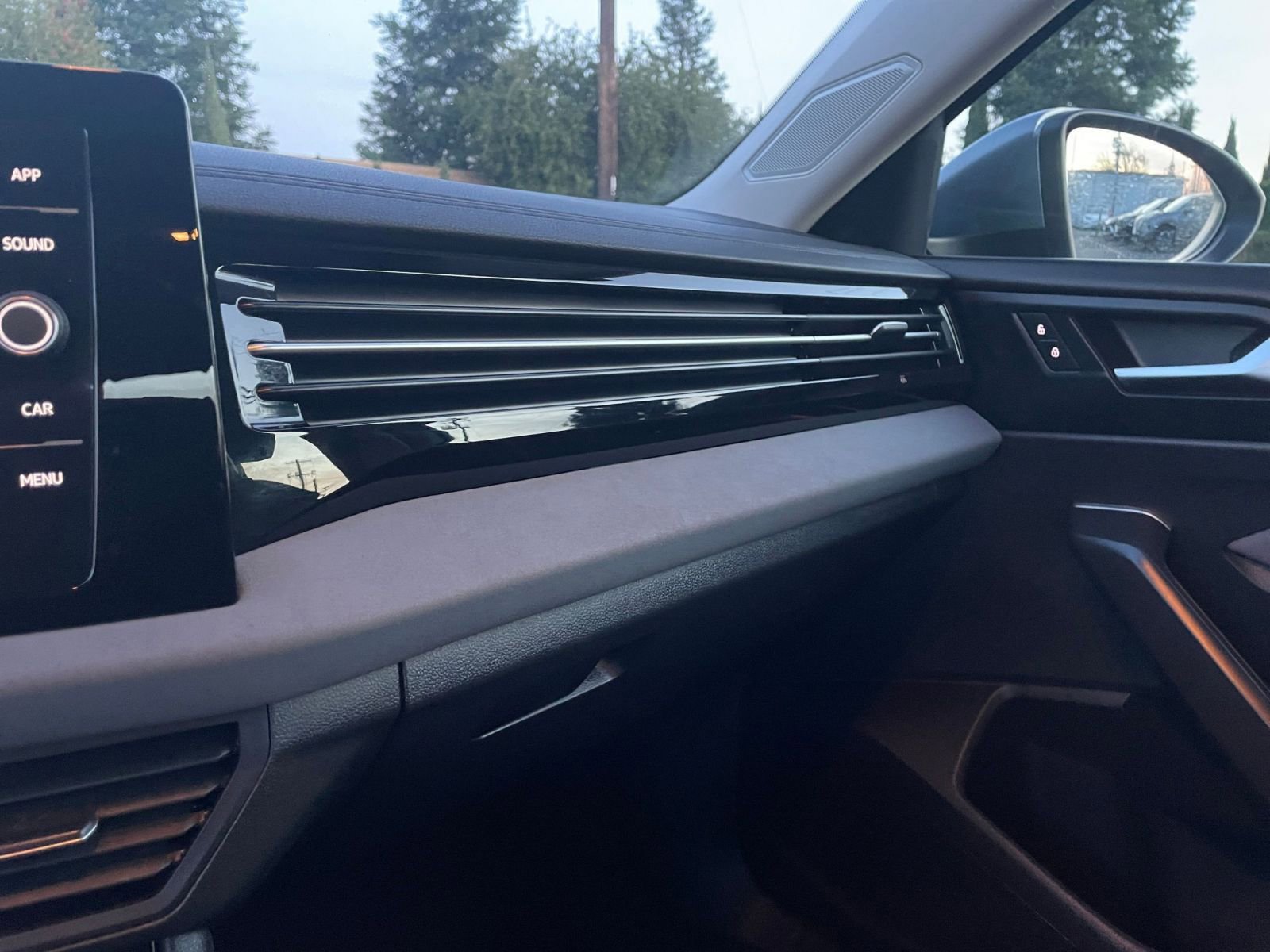 Used 2025 Volkswagen Jetta SE image 35