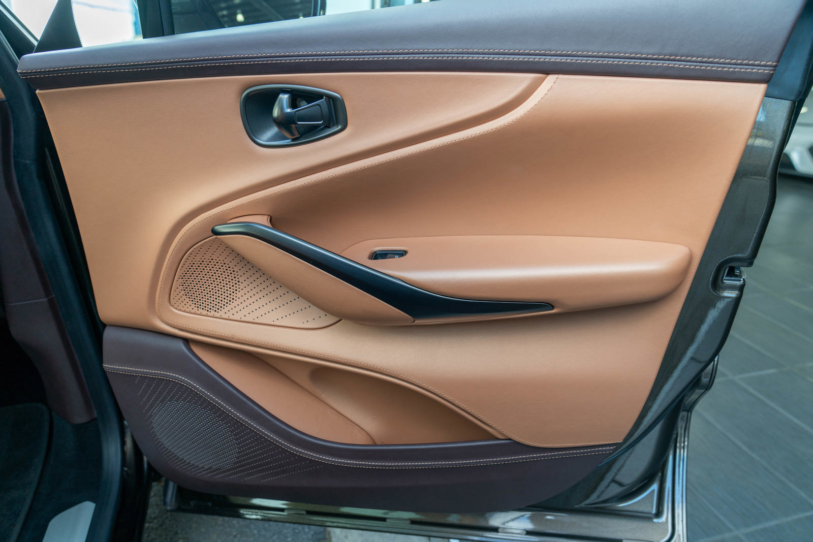 Used 2021 Aston Martin DBX image 37