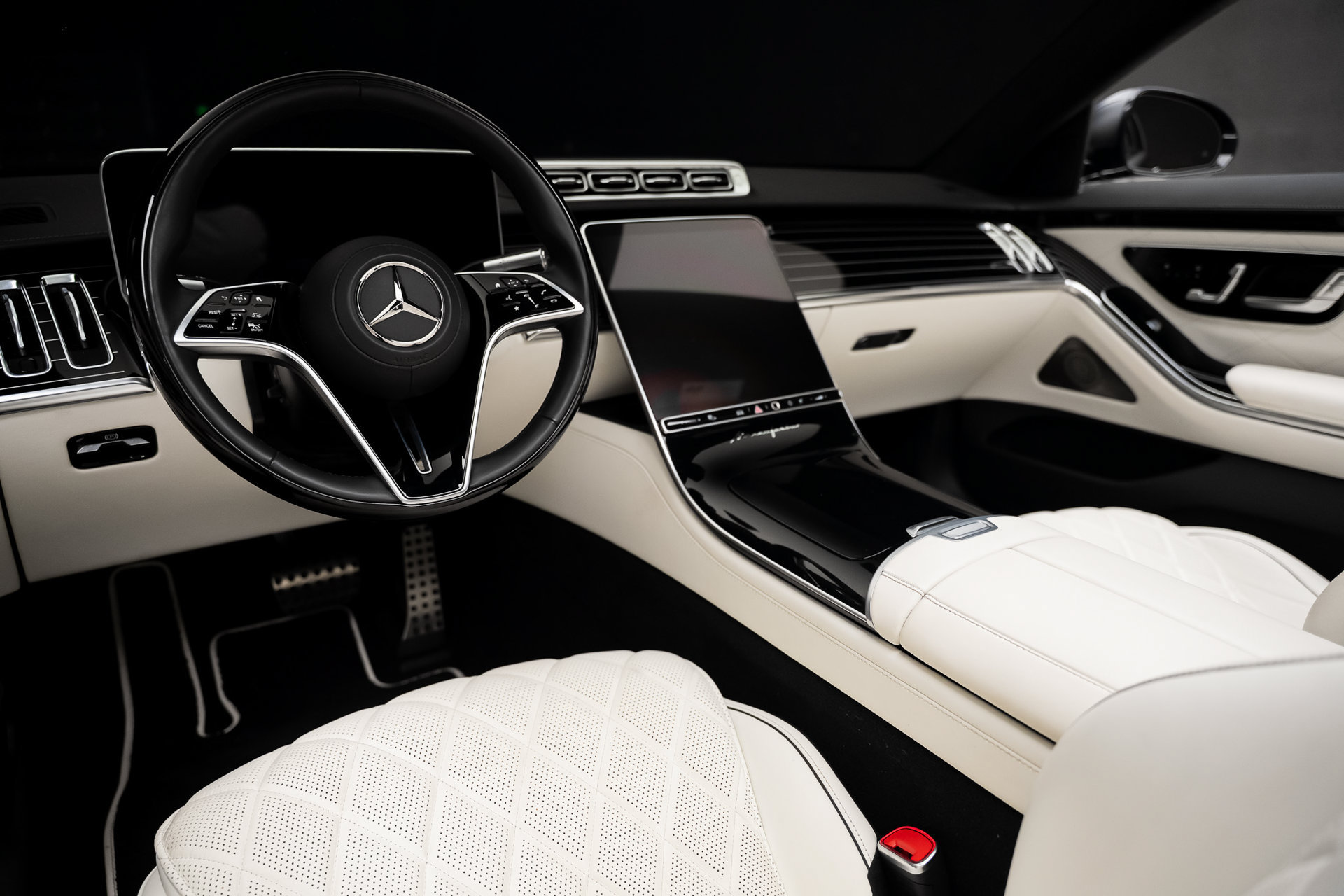 Used 2022 Mercedes-Benz S 580 4MATIC Sedan w/ AMG Line Package image 2