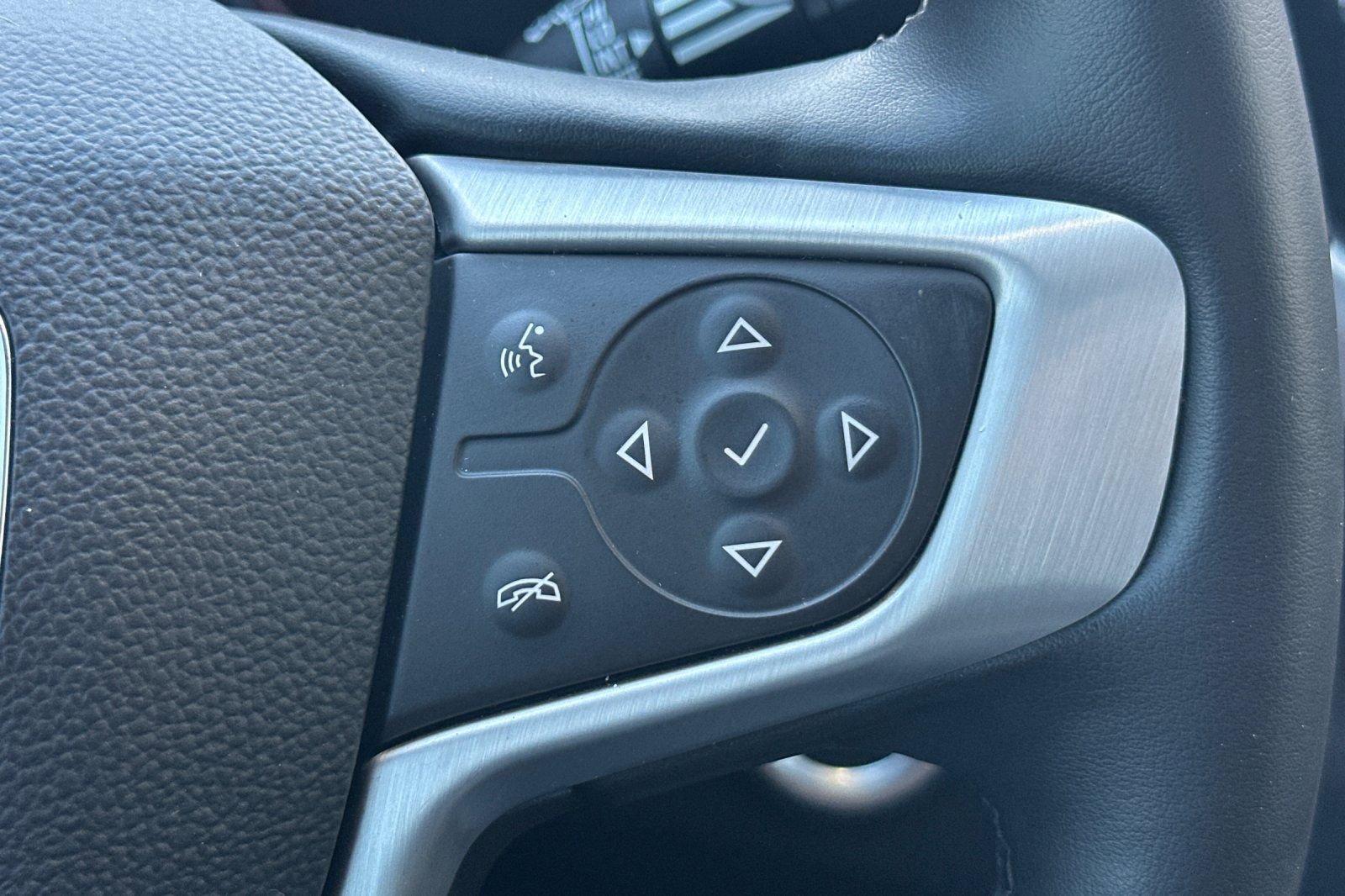 Used 2024 GMC Terrain SLT image 33