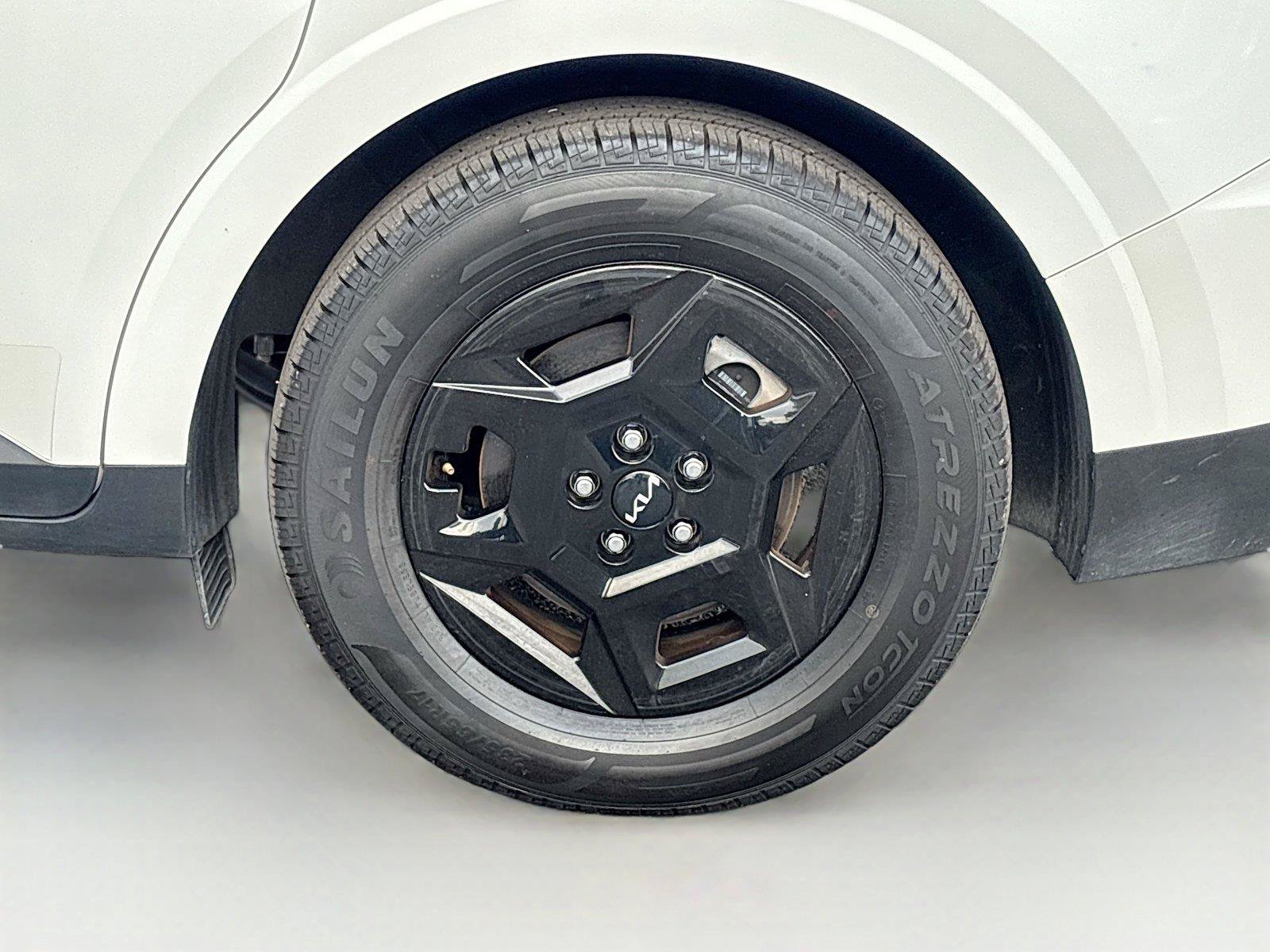 Used 2025 Kia Carnival FWD image 36