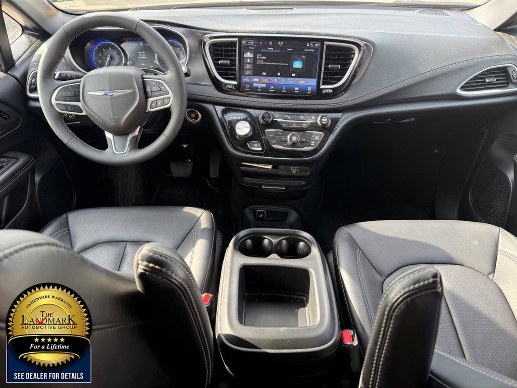 Used 2026 Chrysler Pacifica Select image 17