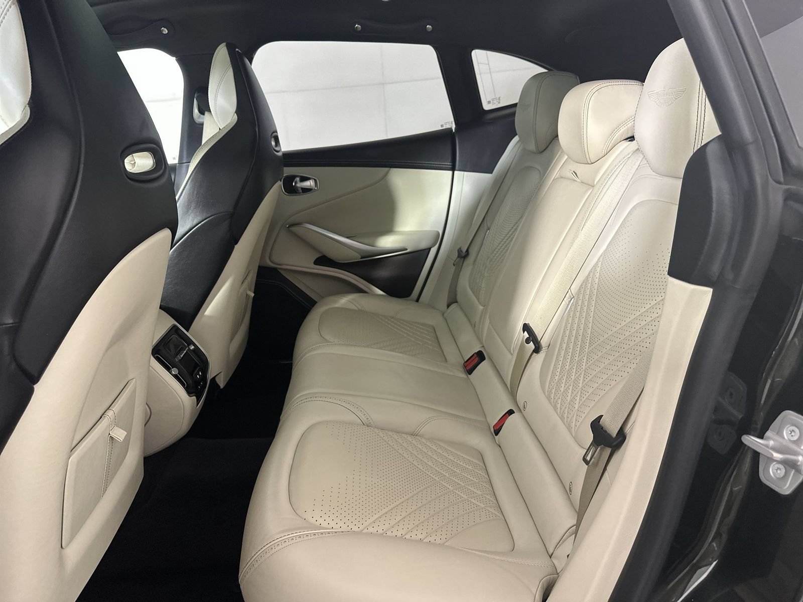 Used 2021 Aston Martin DBX AWD/4WD image 23