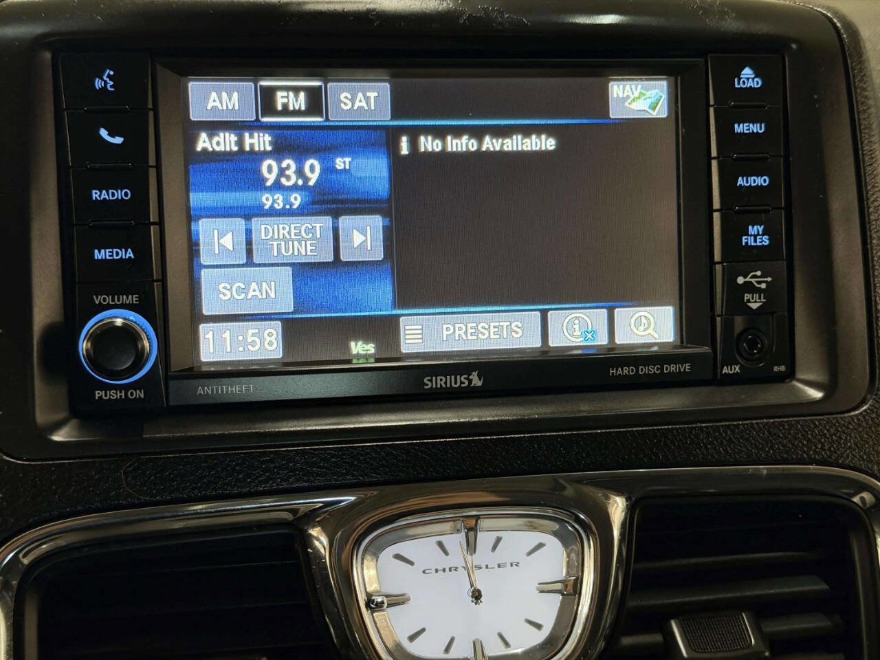 Used 2014 Chrysler Town & Country Touring-L image 41