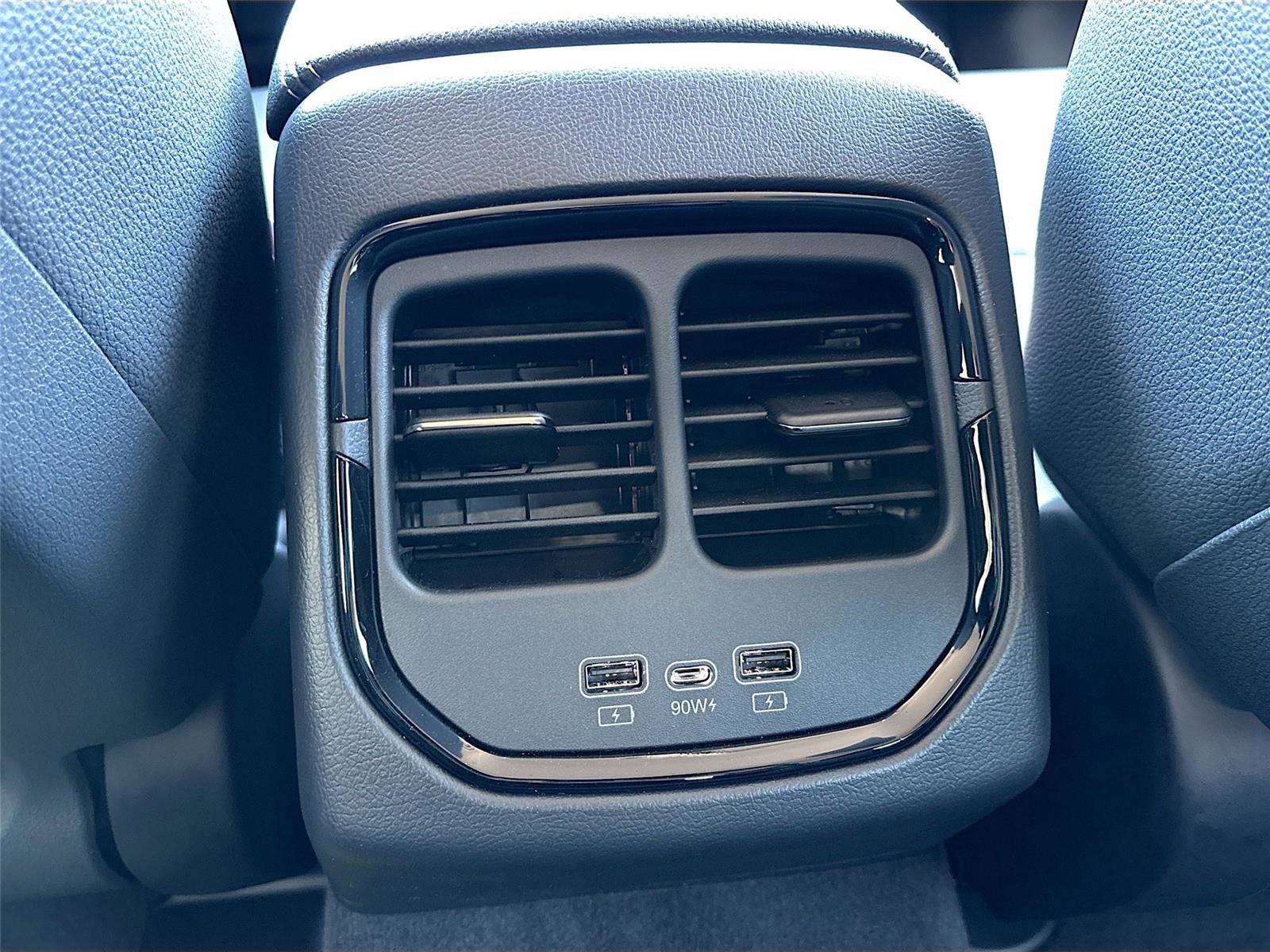 New 2025 VinFast VF 8 Eco image 24