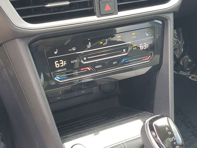 Used 2025 Volkswagen Taos SE w/ Panoramic Sunroof Package image 24