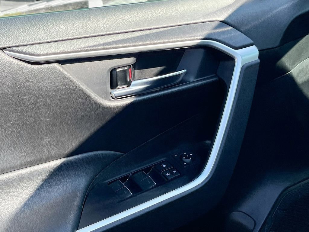 Used 2022 Toyota RAV4 XLE image 17