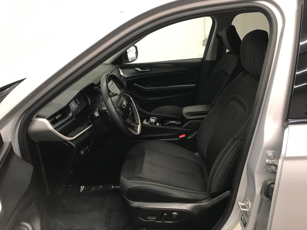 Used 2023 Jeep Grand Cherokee L Laredo image 11