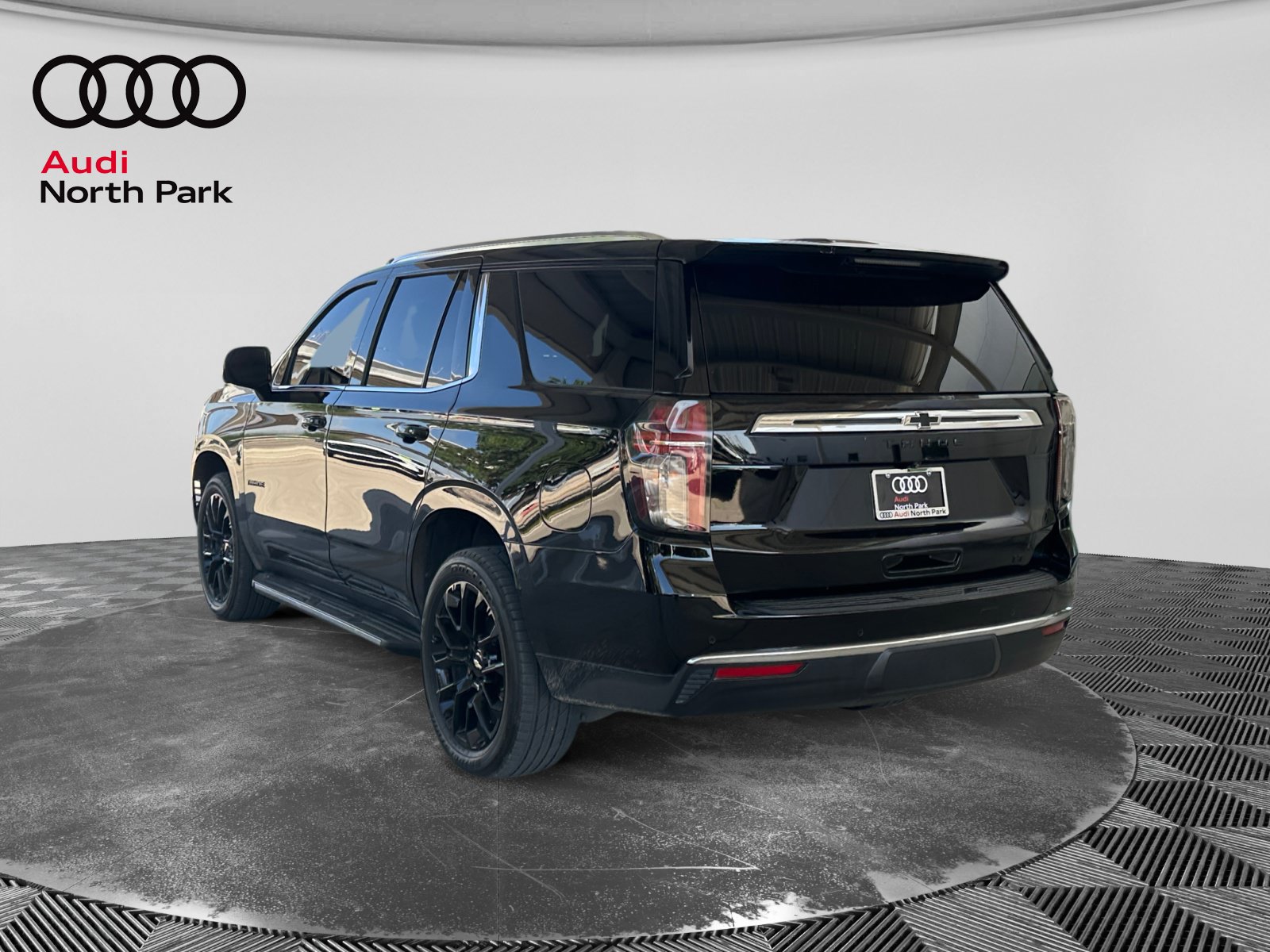 Used 2022 Chevrolet Tahoe LT w/ Luxury Package RWD image 3