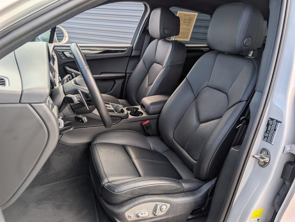 Certified 2025 Porsche Macan AWD/4WD image 5