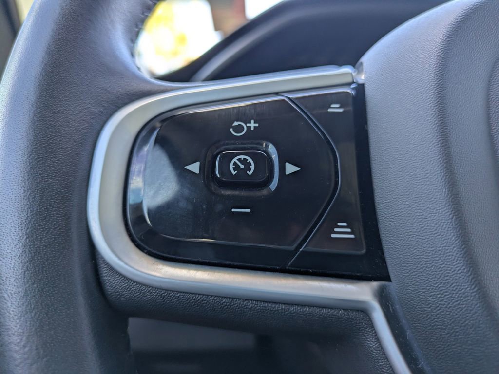 Used 2022 Volvo XC90 T5 Momentum w/ Protection Package Premier image 28