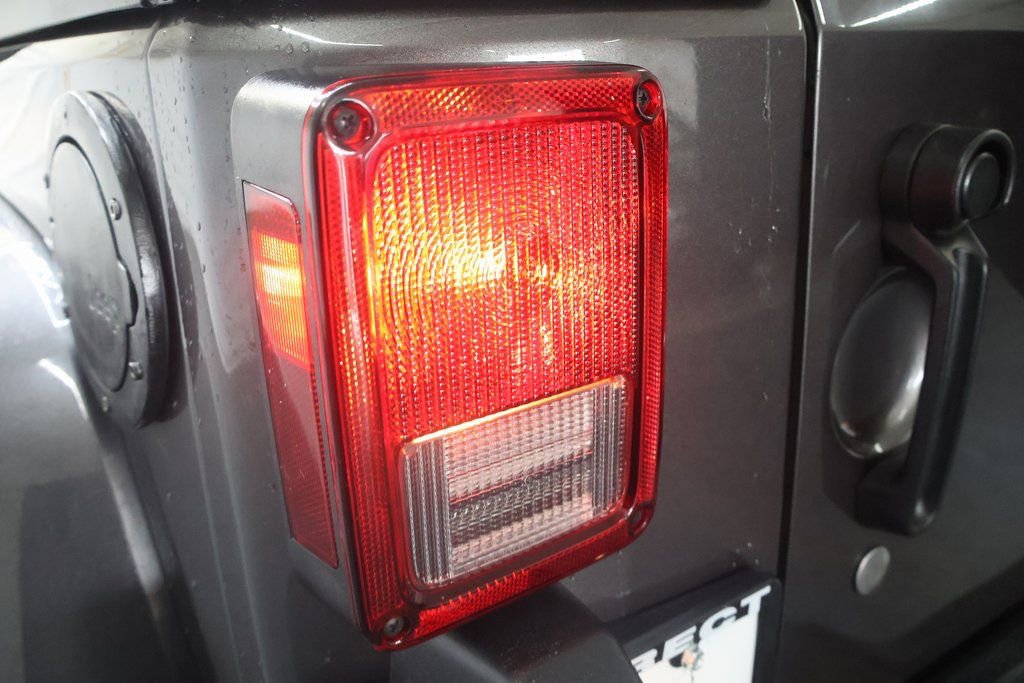 Used 2016 Jeep Wrangler Sahara image 25