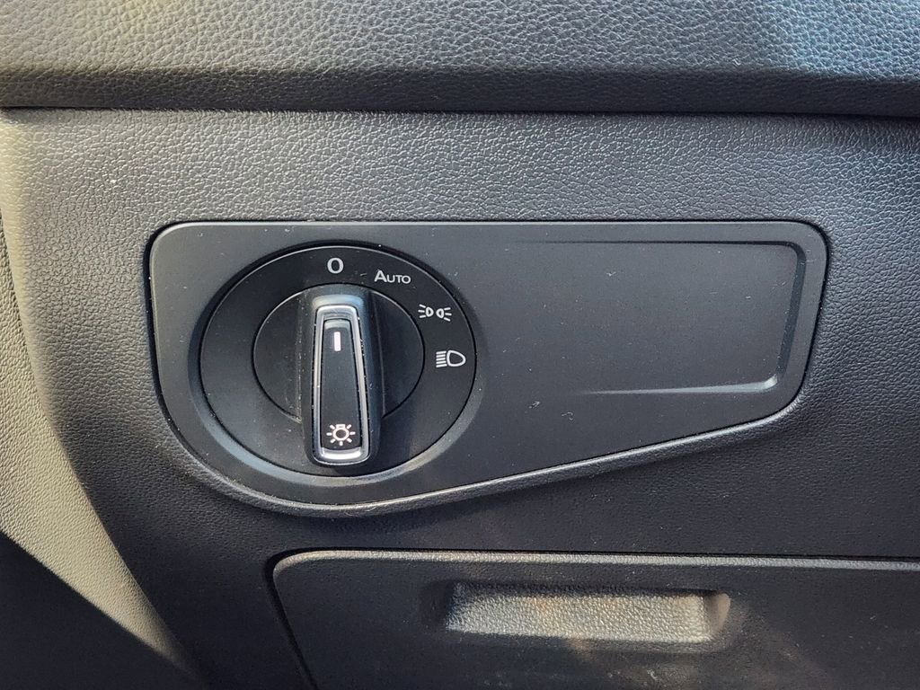 Used 2021 Volkswagen Tiguan SE image 11