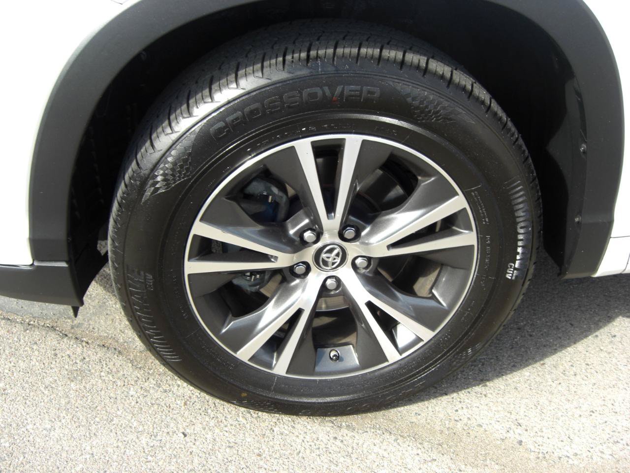 Used 2017 Toyota Highlander LE w/ Carpet Mat Package FWD image 5