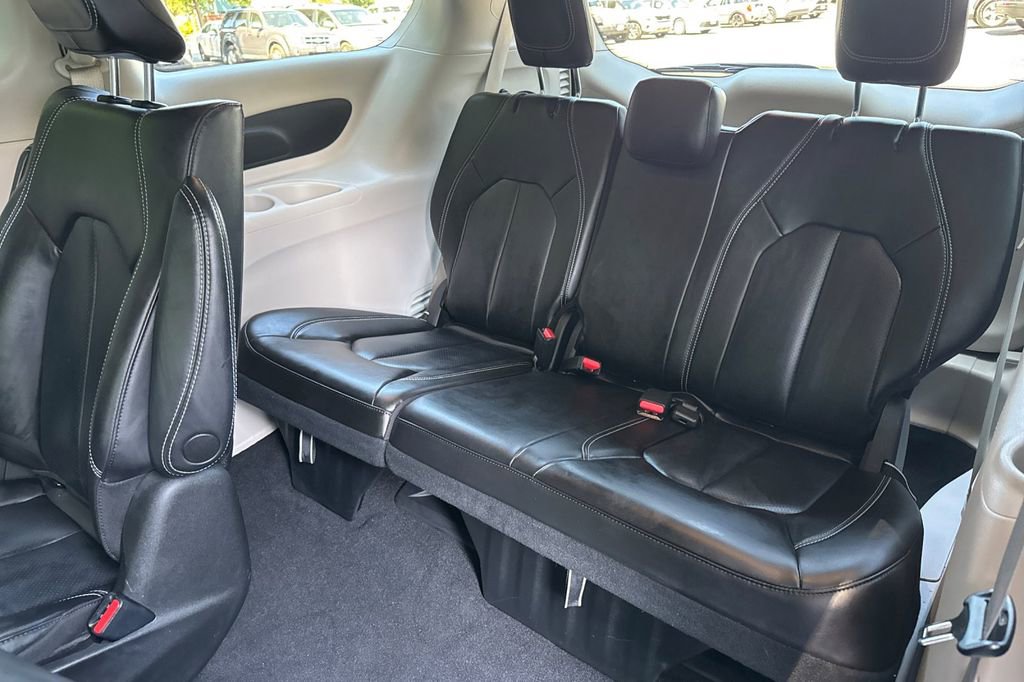 Used 2023 Chrysler Pacifica Touring-L image 14