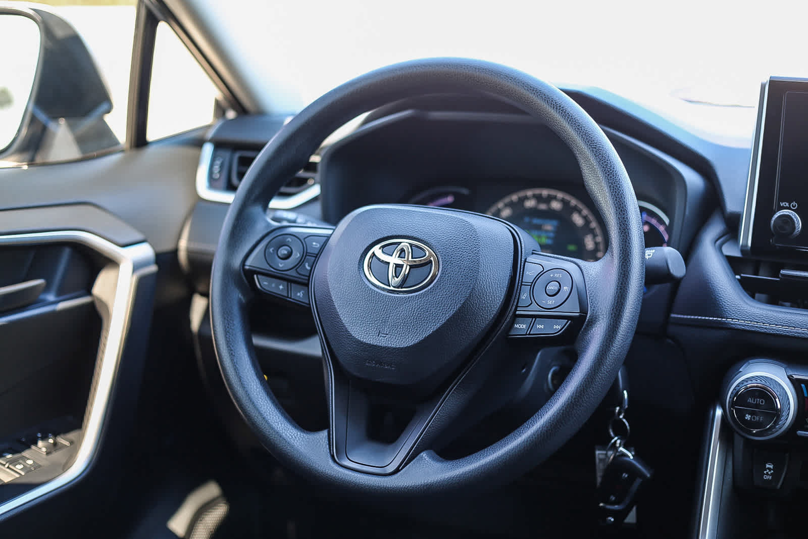 Used 2025 Toyota RAV4 LE AWD/4WD image 15