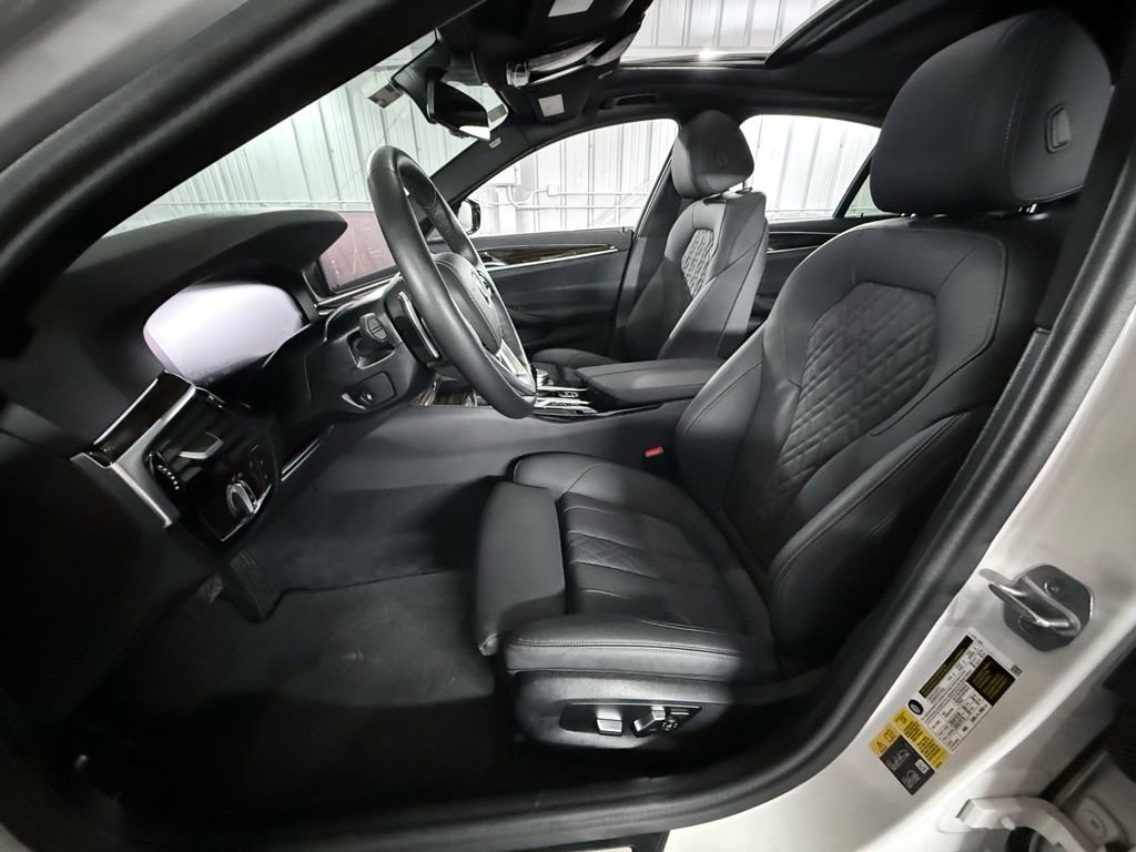 Used 2023 BMW 530e xDrive w/ Premium Package image 18