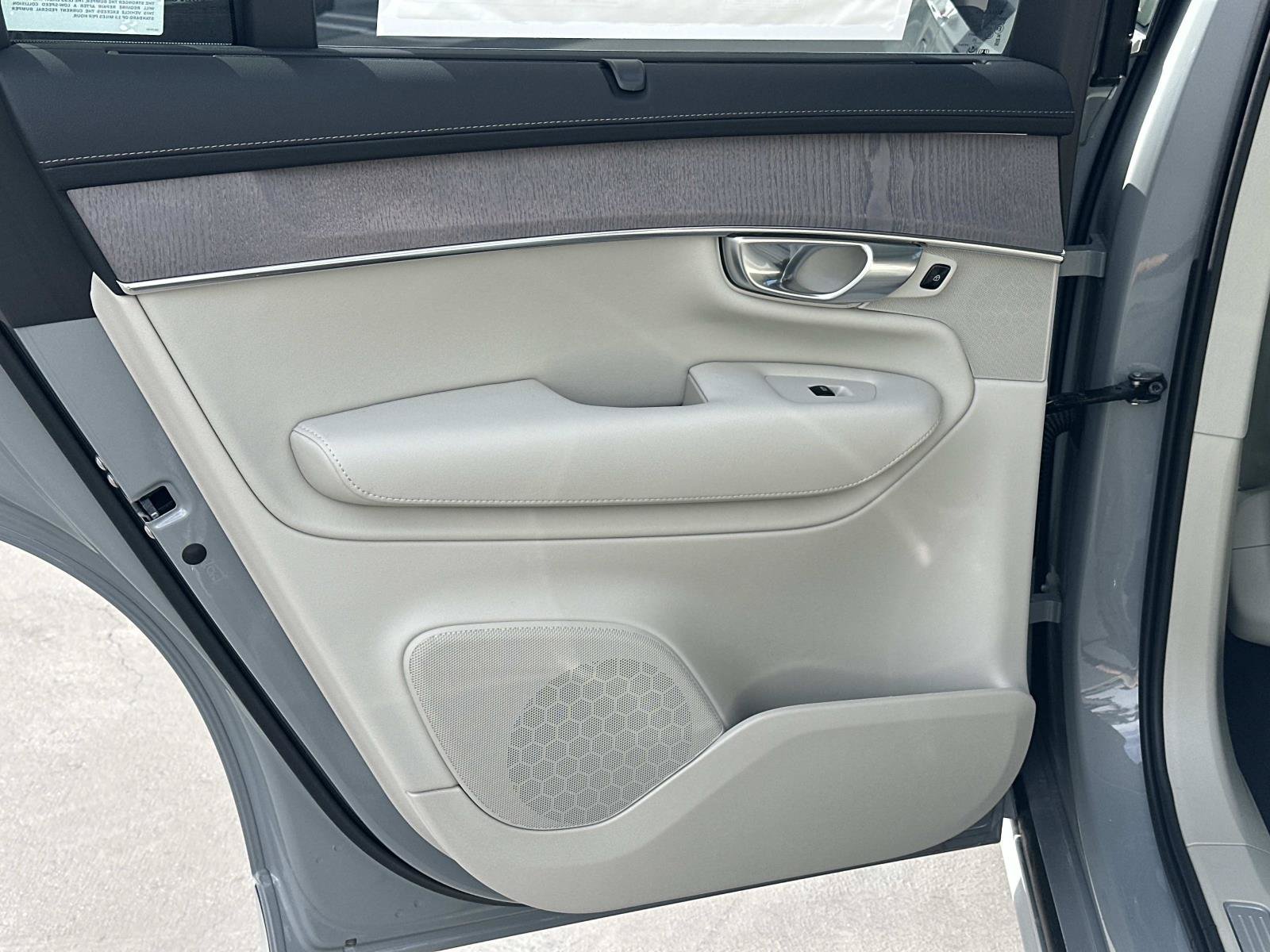 New 2026 Volvo XC90 T8 Ultra w/ Protection Package Premier AWD/4WD image 16