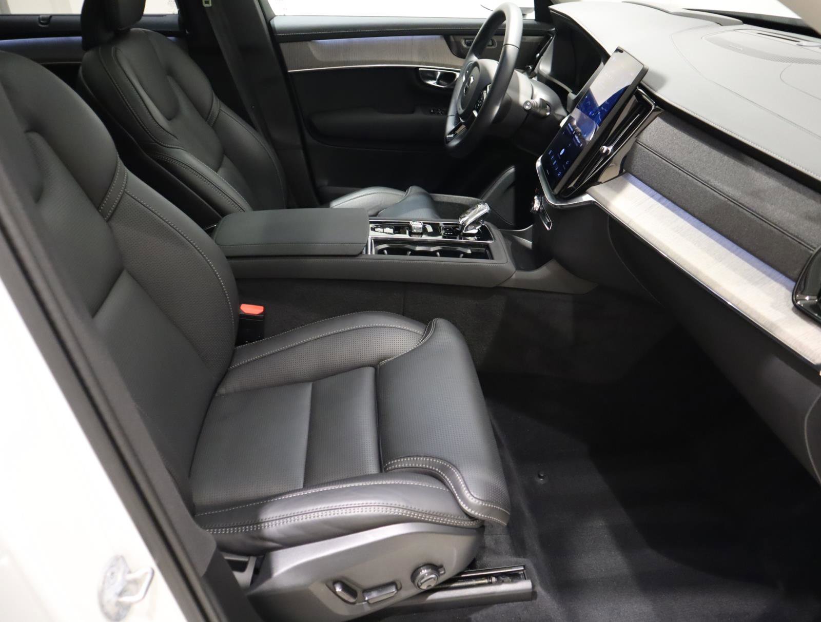 Used 2025 Volvo XC90 T8 Ultra w/ Protection Package Premier AWD/4WD image 14