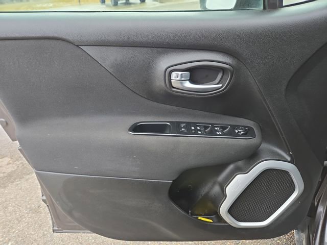 Used 2018 Jeep Renegade Latitude w/ Cold Weather Group image 14