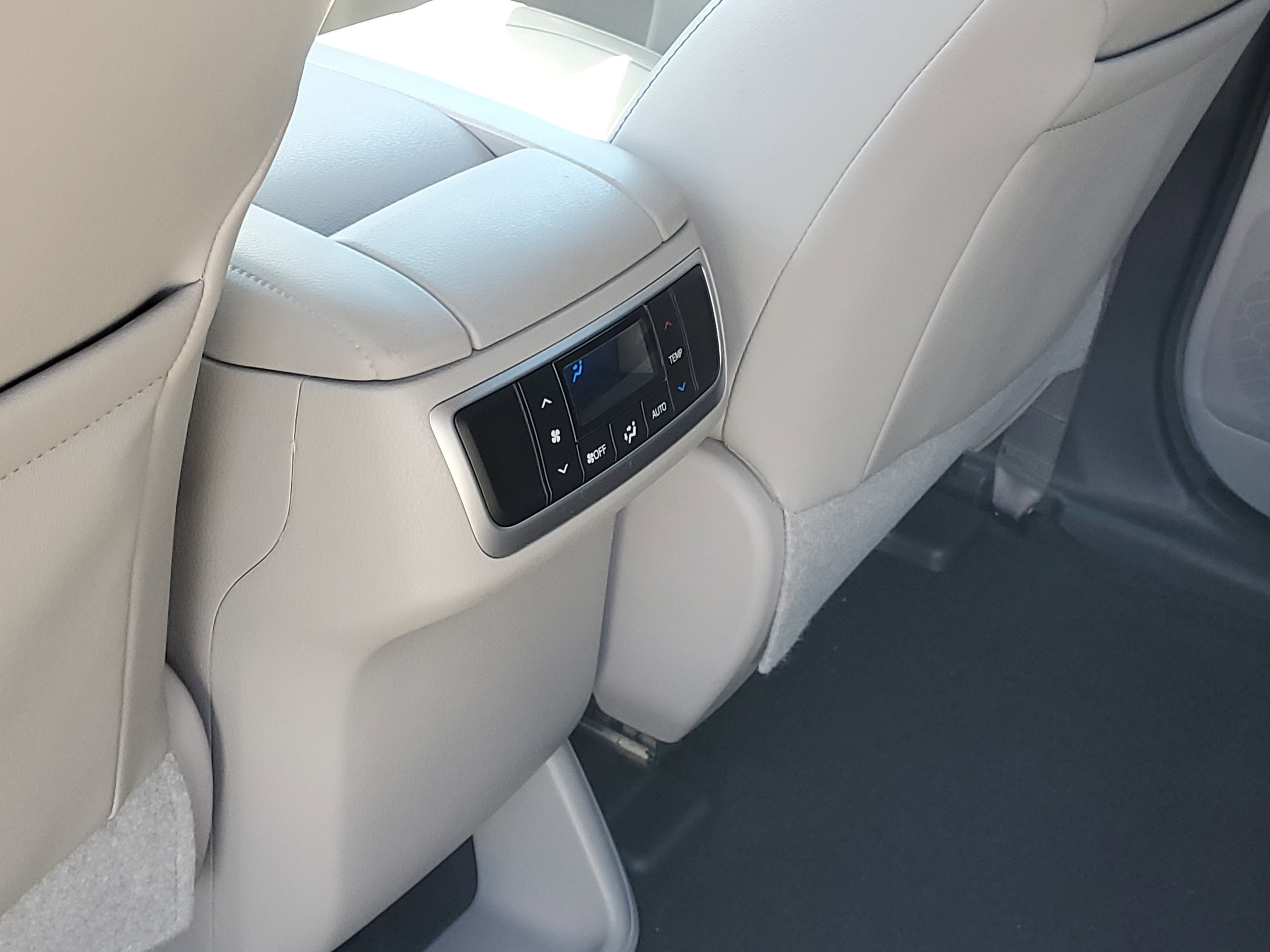 Certified 2018 Toyota Highlander XLE AWD/4WD image 12
