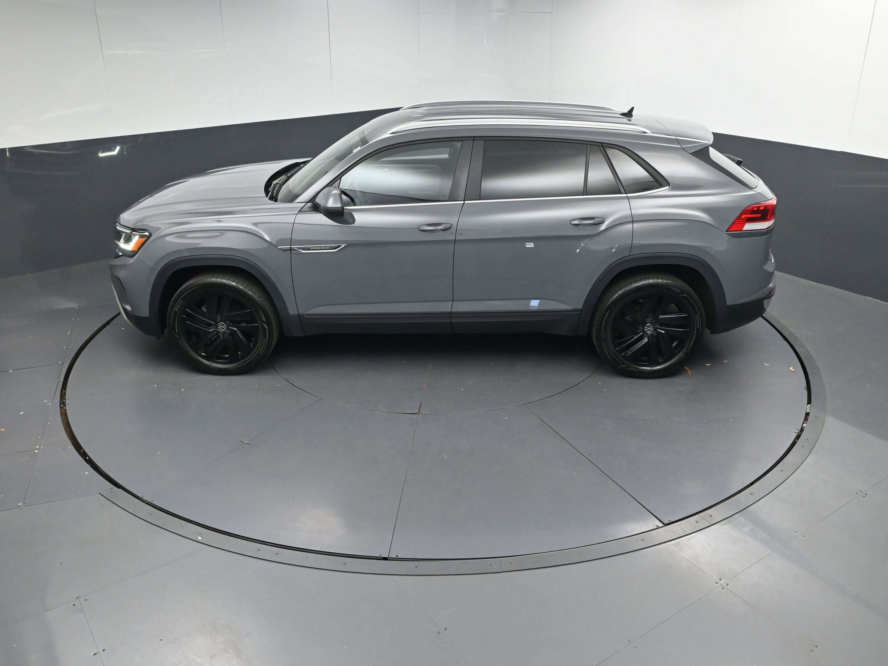 Used 2023 Volkswagen Atlas Cross Sport SE image 34