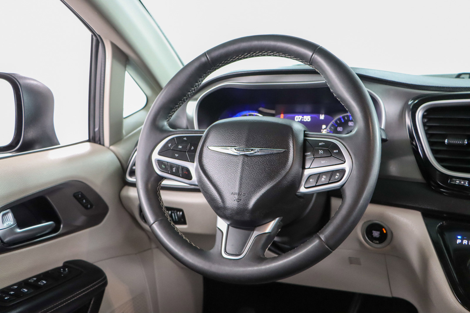 Used 2023 Chrysler Pacifica Touring-L image 12
