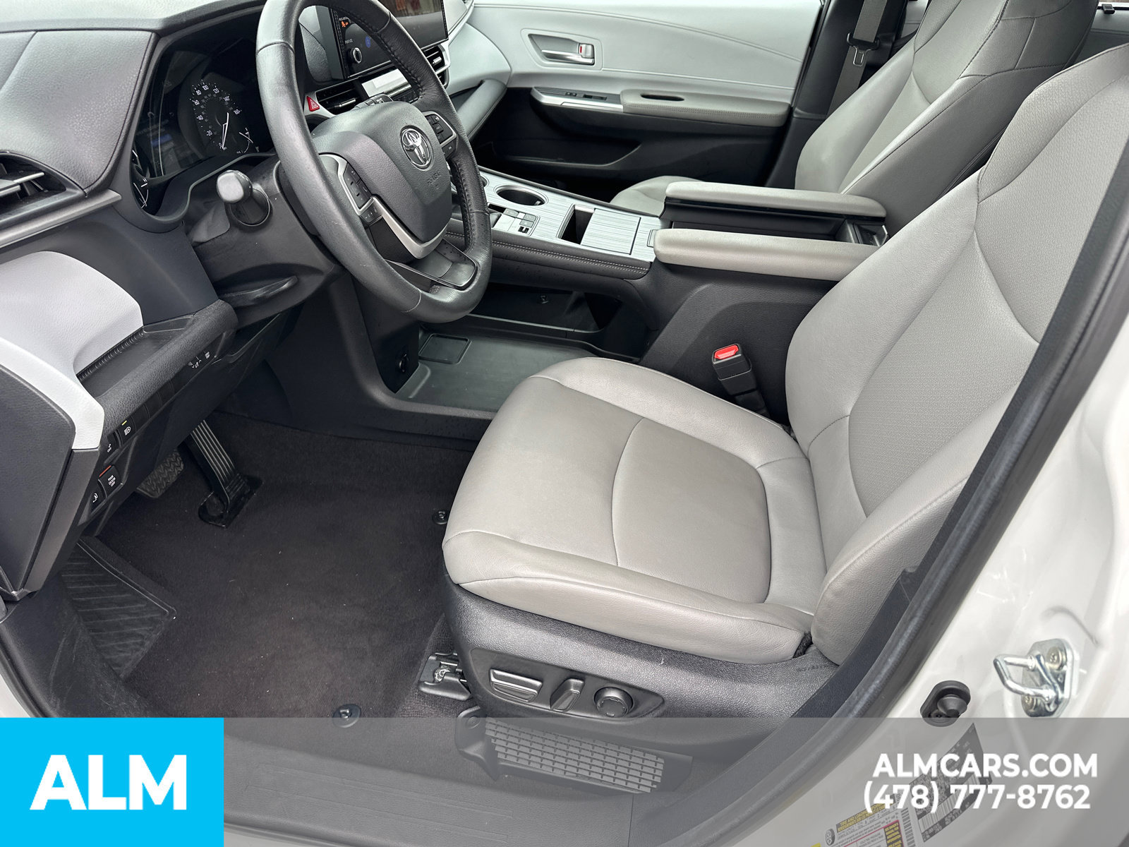 Used 2025 Toyota Sienna XLE FWD image 10