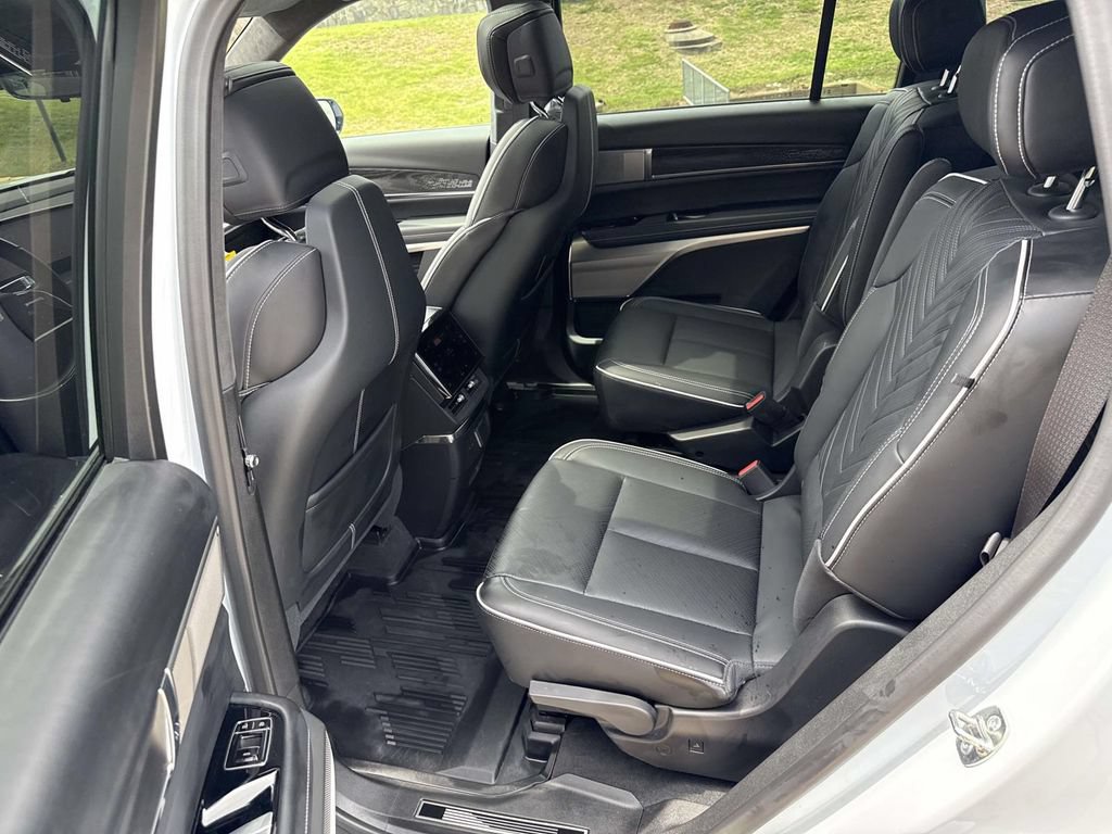 Used 2026 Cadillac Vistiq Platinum w/ LPO, Floor Liner Package AWD/4WD image 10