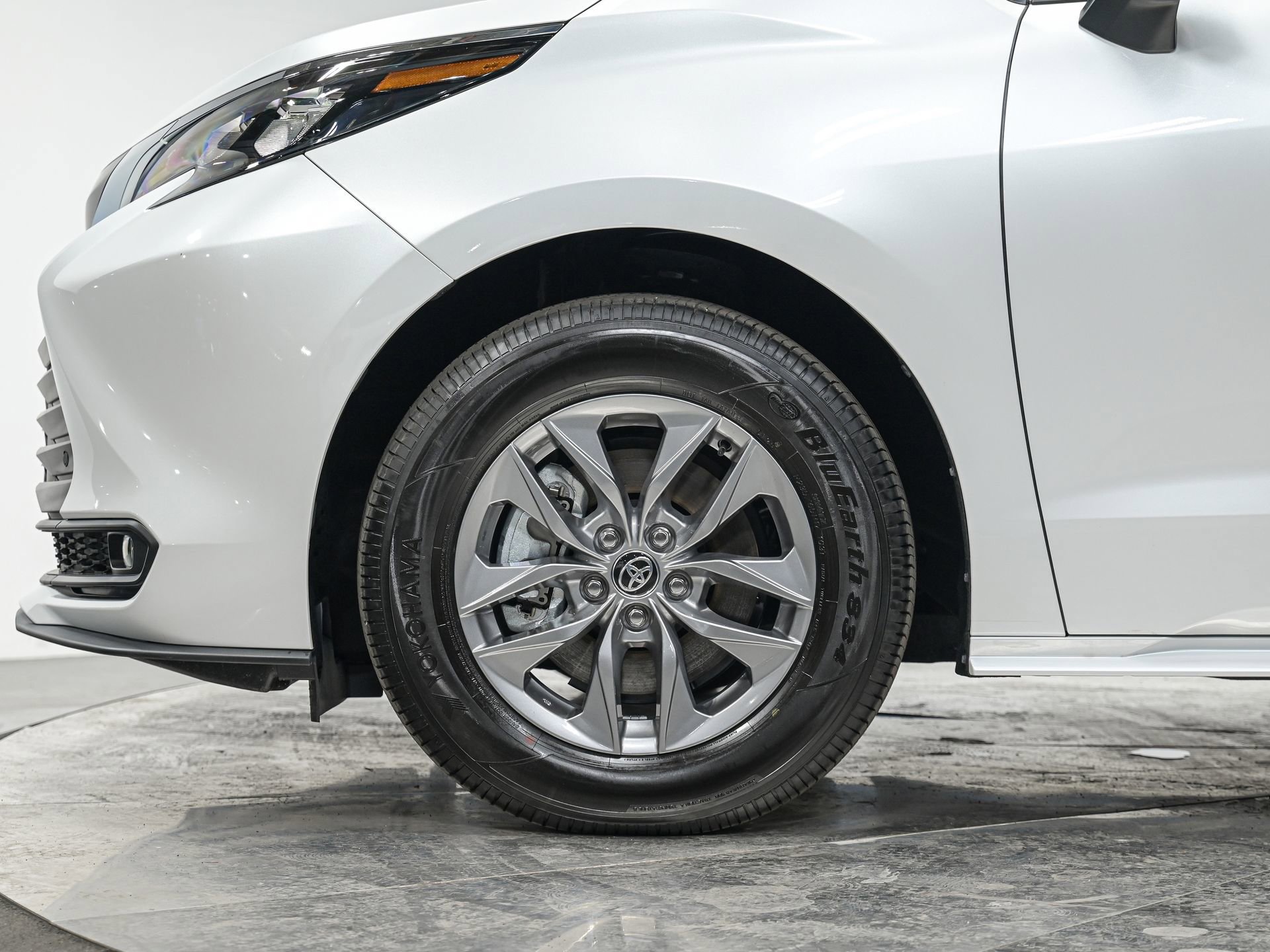 Used 2026 Toyota Sienna XLE image 3