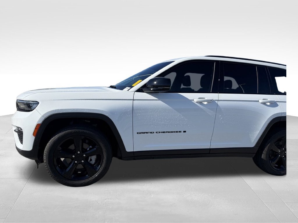 Used 2025 Jeep Grand Cherokee Limited w/ Black Appearance Package RWD image 23