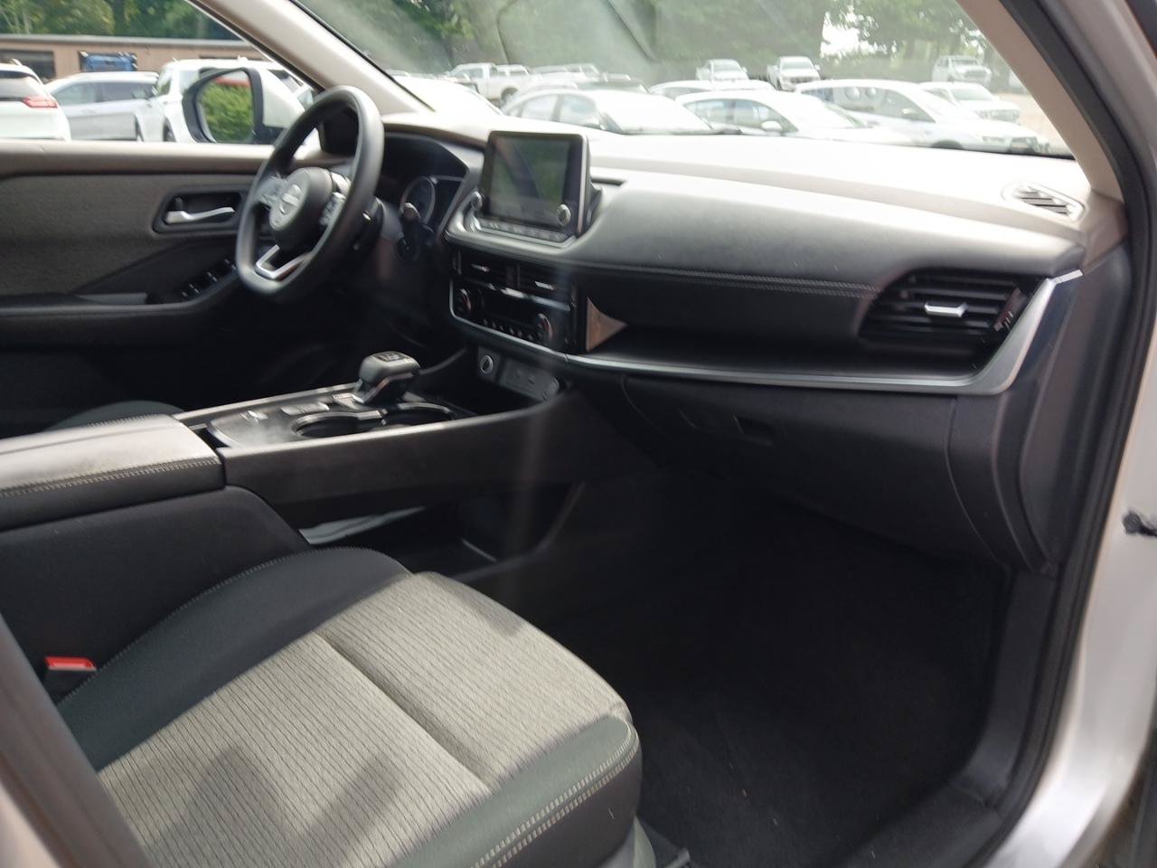 Used 2022 Nissan Rogue SV FWD image 16