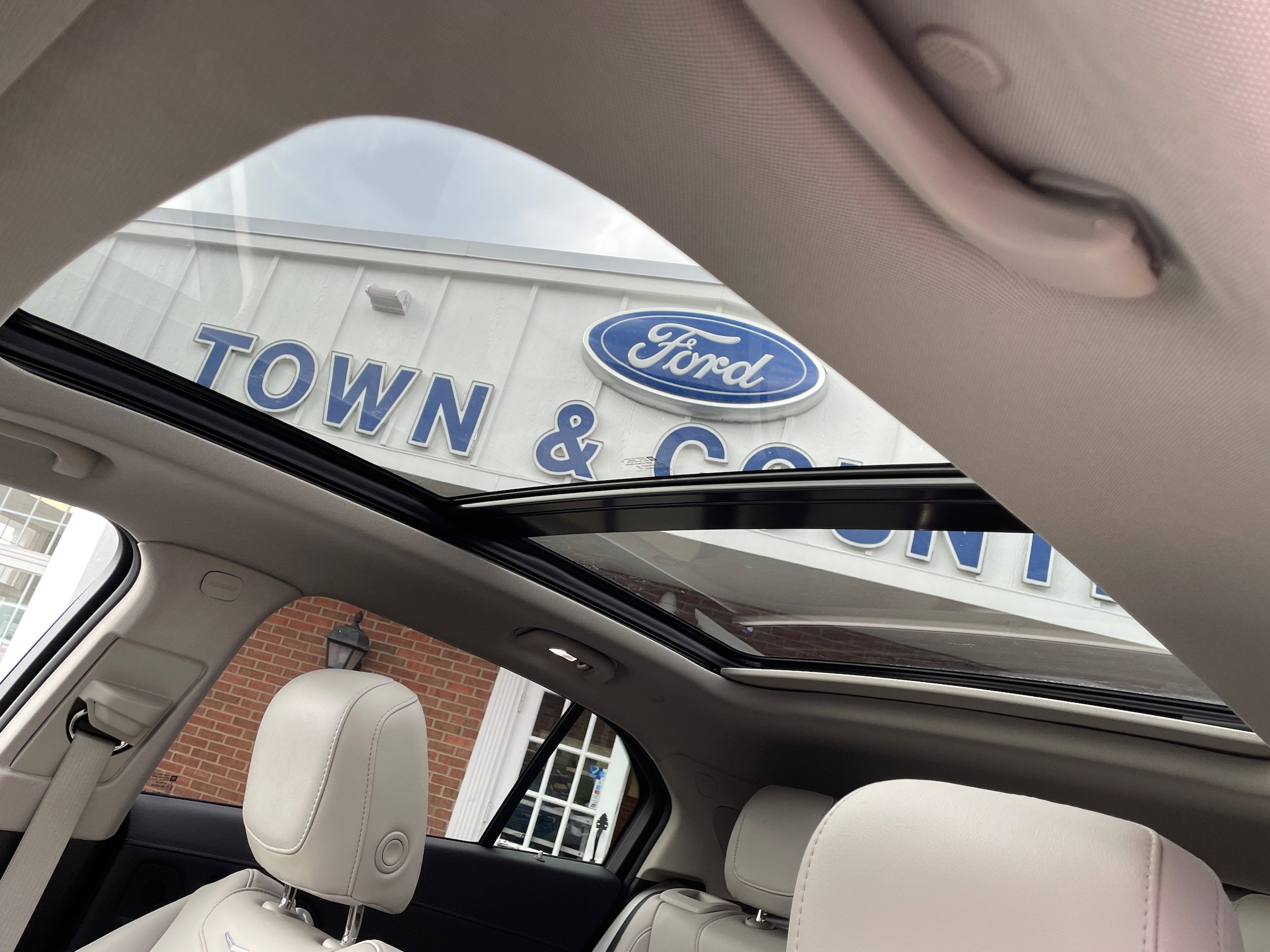 Used 2022 Cadillac XT4 Luxury w/ Cold Weather Package image 16