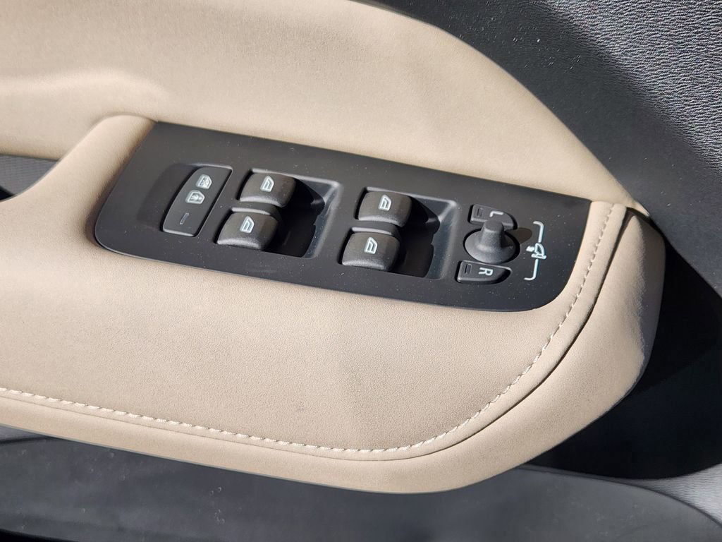 New 2026 Volvo XC60 B5 Plus w/ Protection Package Premier image 4