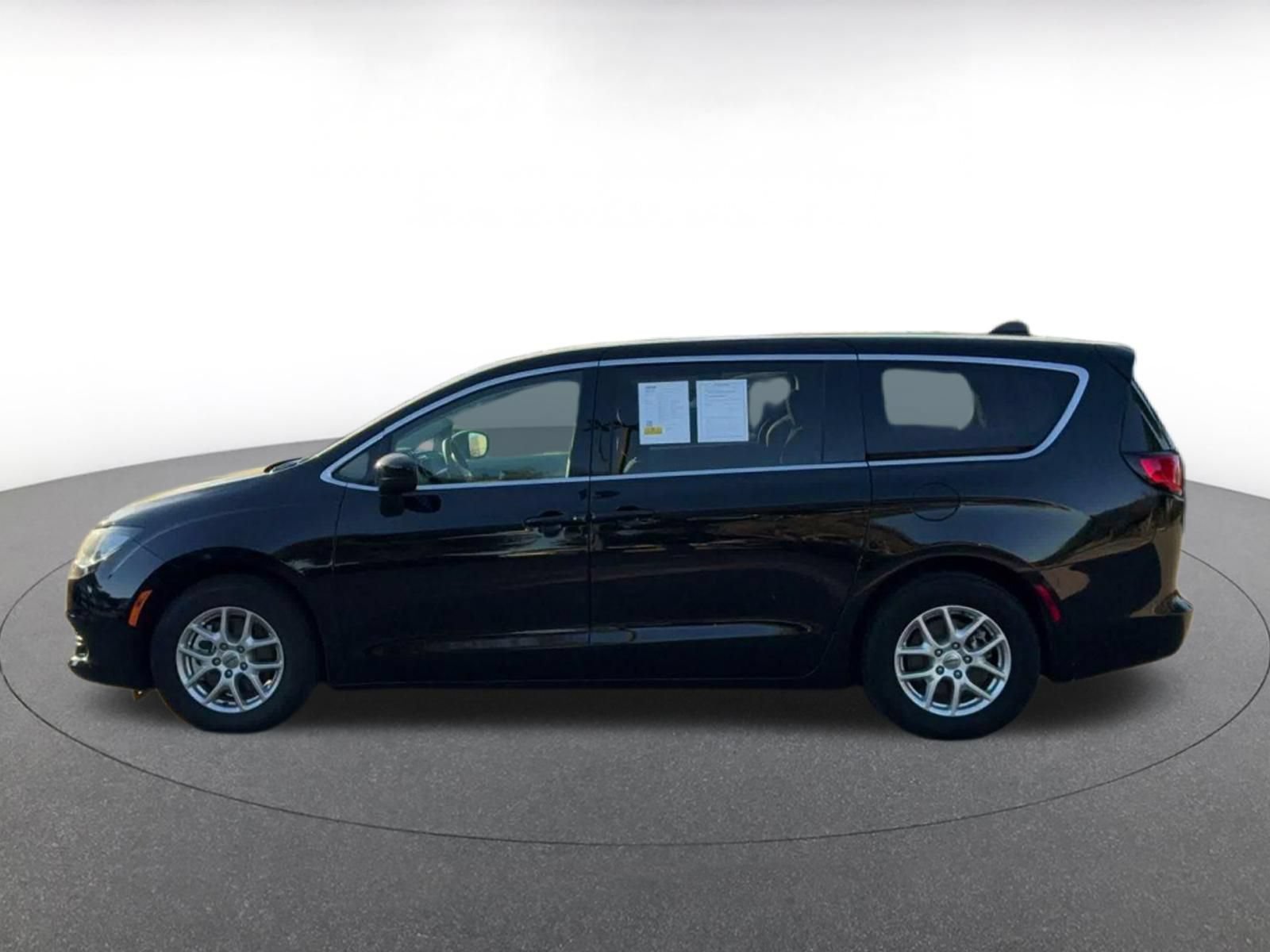 Used 2024 Chrysler Voyager LX FWD image 8
