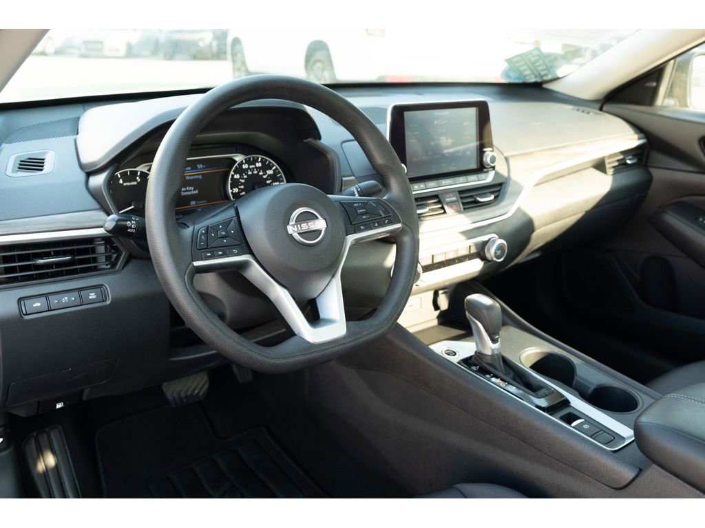 Used 2025 Nissan Altima 2.5 SV image 11