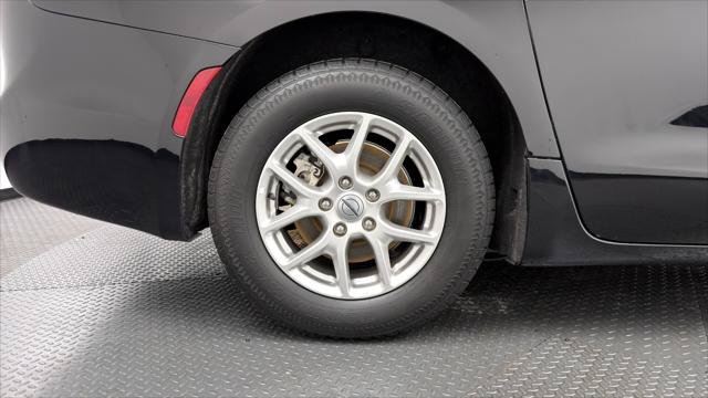 Used 2024 Chrysler Pacifica Touring-L FWD image 33