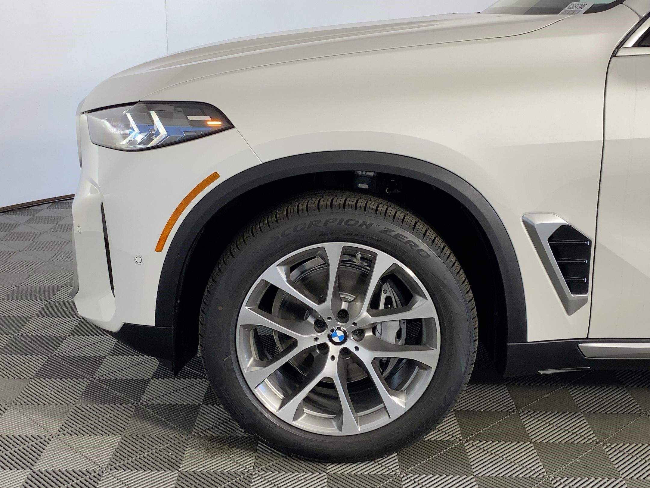 Used 2026 BMW X5 sDrive40i image 9