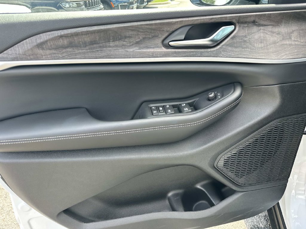 New 2027 Jeep Grand Cherokee Altitude AWD/4WD image 19