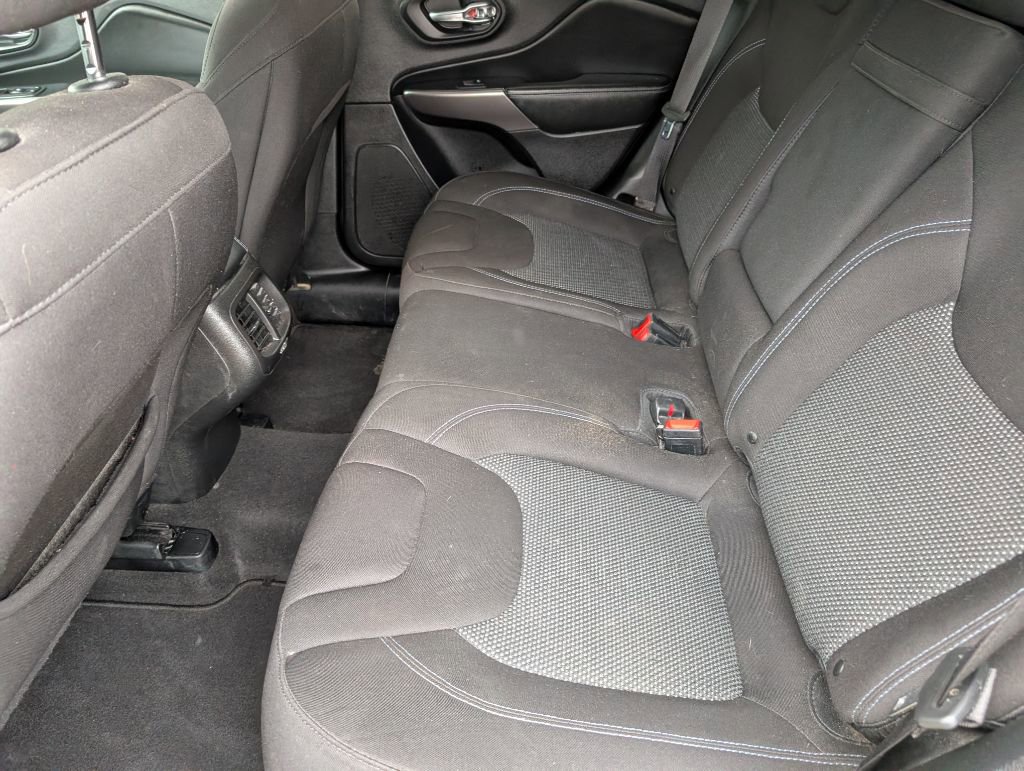 Used 2019 Jeep Cherokee Latitude w/ Popular Appearance Group image 9