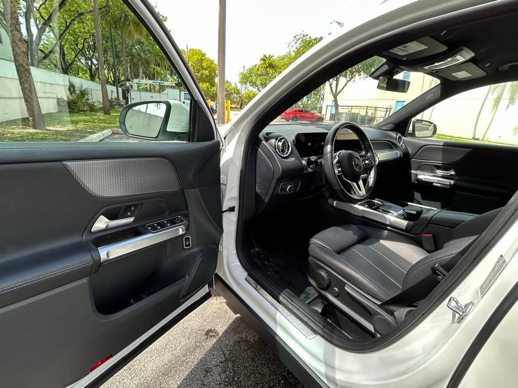 Used 2022 Mercedes-Benz GLB 250 w/ Premium Package Lite image 15