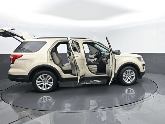 Used 2018 Ford Explorer XLT w/ Equipment Group 202A AWD/4WD image 32