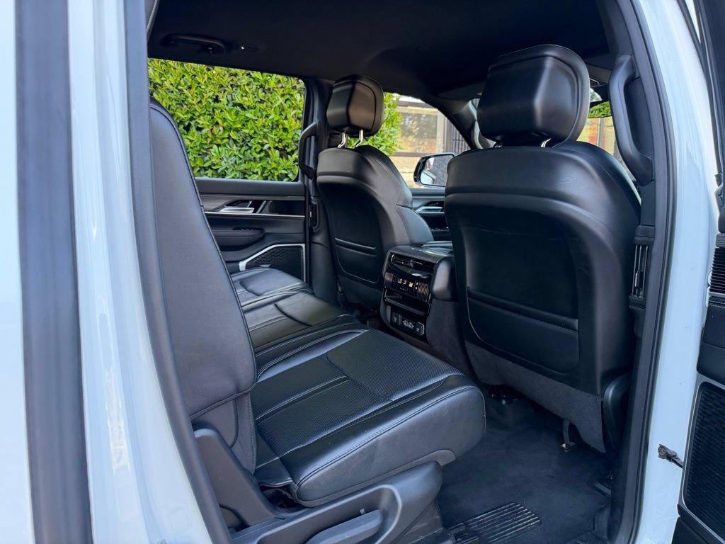 Used 2024 Jeep Wagoneer Series II w/ Flexible Seating Group AWD/4WD image 39