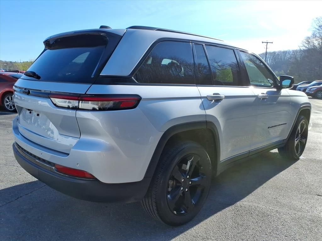 Used 2024 Jeep Grand Cherokee Altitude image 4