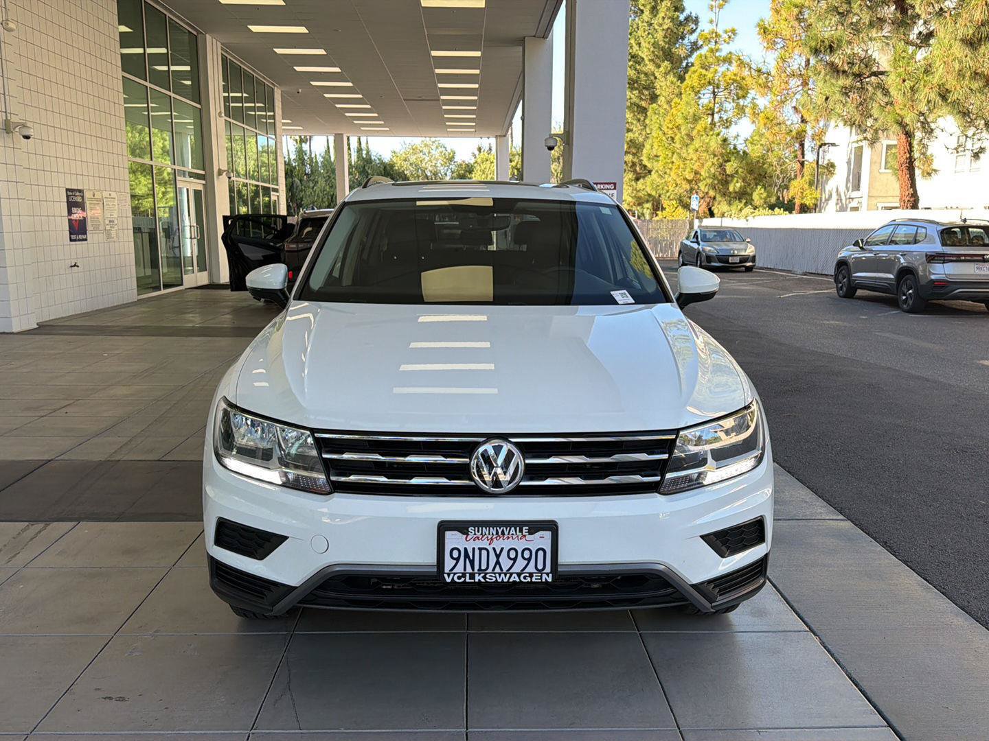 Certified 2021 Volkswagen Tiguan SE w/ Panoramic Sunroof Package AWD/4WD image 8