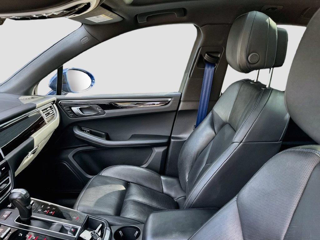 Certified 2024 Porsche Macan AWD/4WD image 26