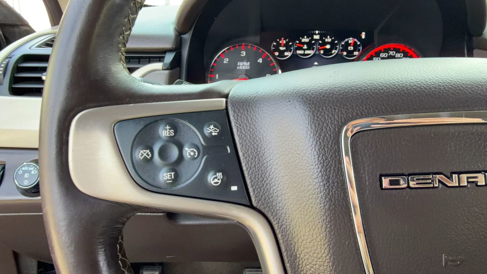 Used 2016 GMC Yukon XL Denali image 19