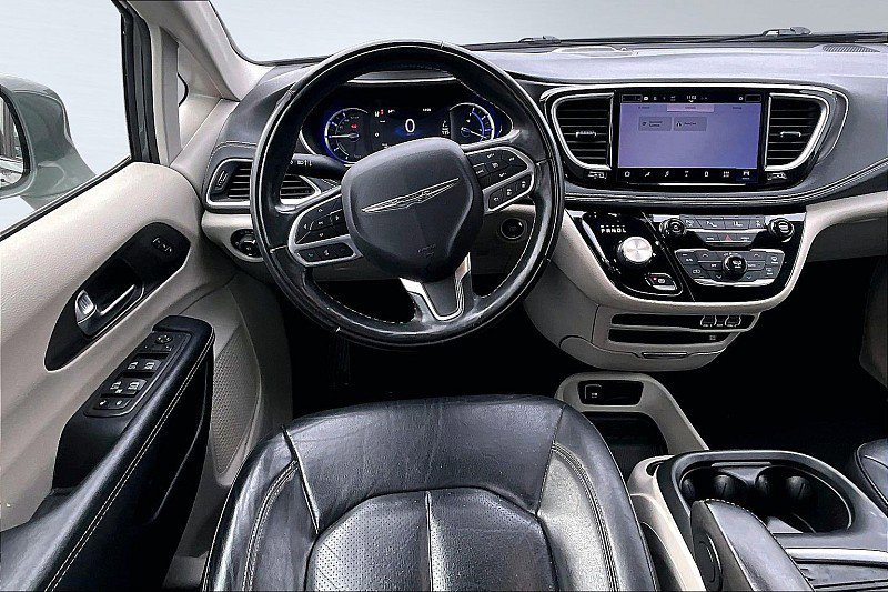 Used 2022 Chrysler Pacifica Touring-L w/ Uconnect Theater Family Group image 5