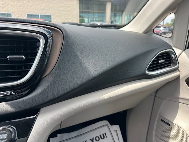 Used 2019 Chrysler Pacifica Touring-L Plus w/ Advanced Safetytec Group FWD image 30